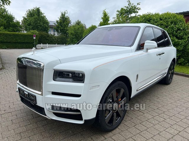 Rental Rolls-Royce Cullinan White in Courchevel